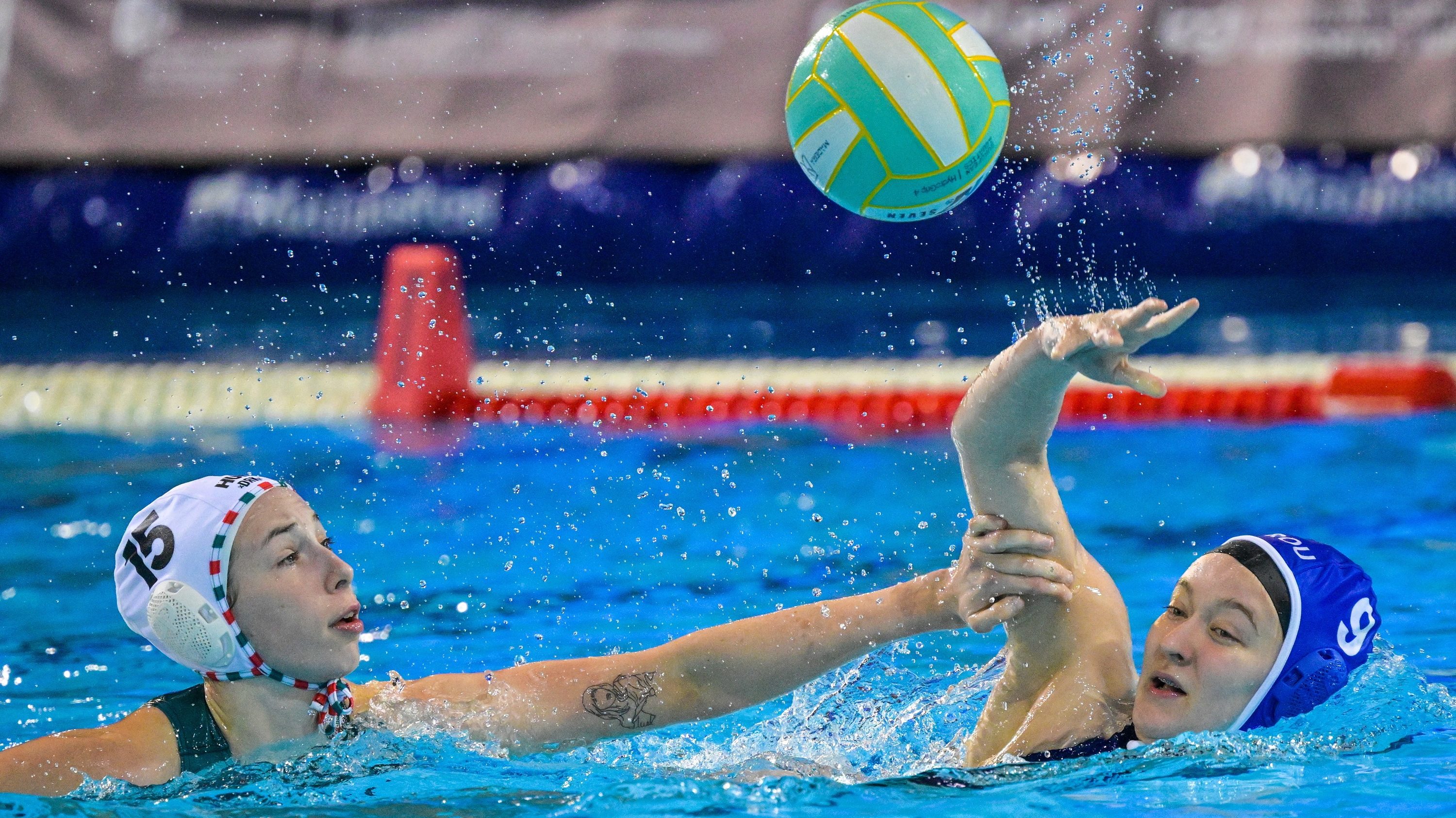 Hajdú Kata (b) és a román Andreea Bobeanu a női vízilabda Európa-bajnokságon.