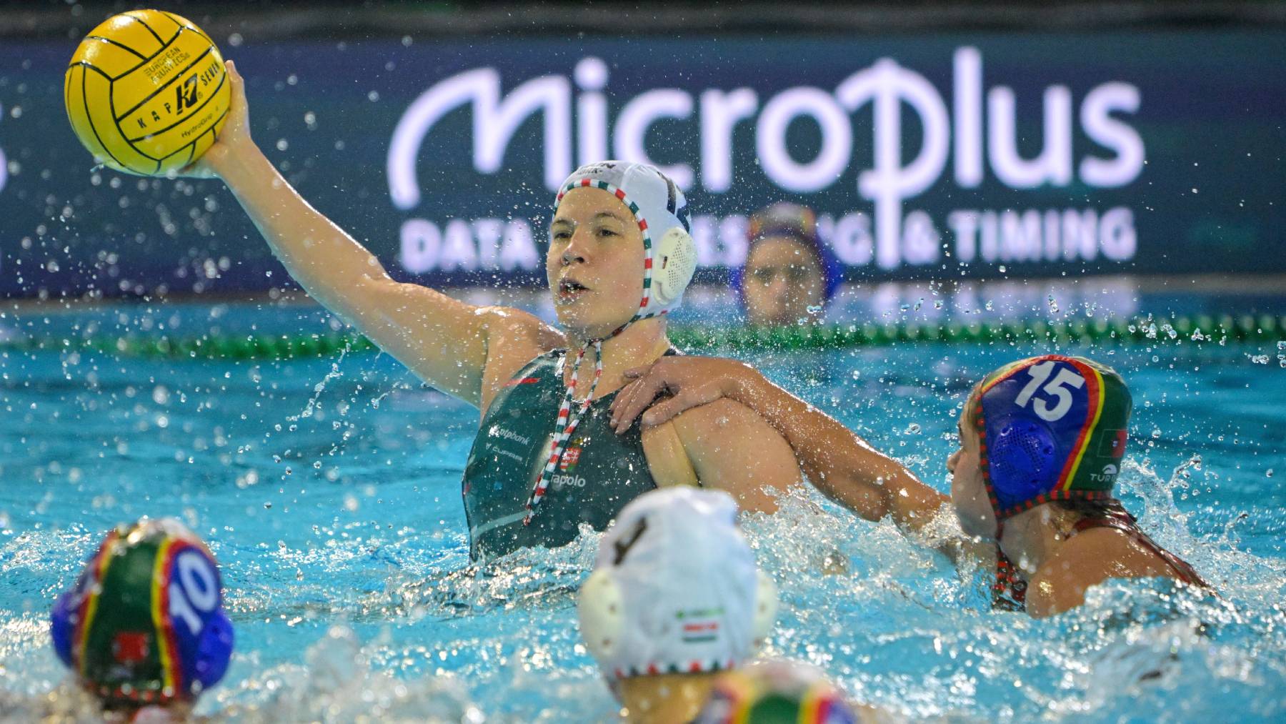 Funchal, 2026. január 29. Garda Krisztina (k) és a portugál Ana Reis (j) a női vízilabda Európa-bajnokság B csoportjának harmadik fordulójában játszott Magyarország - Portugália mérkőzésen a funchali Olimpiai Uszodakomplexumban 2026. január 29-én. A magyar válogatott 28-4-re győzött. MTI/Szigetváry Zsolt