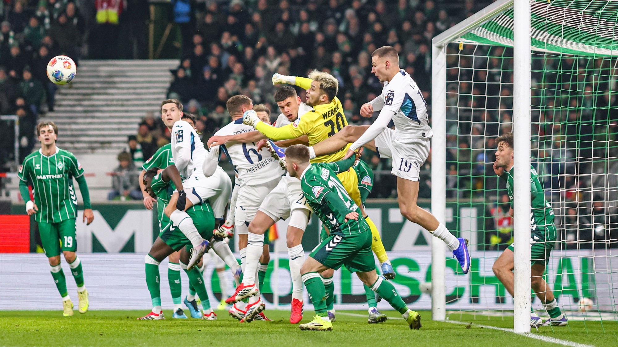 Tömegjelent a Werder Bremen kapuja előtt a Hoffenheim elleni bajnokin.