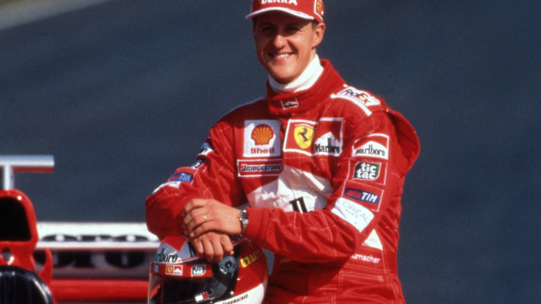 firo: Formula 1, season 1999 Sport, Motorsport, Formula 1, archive, archive pictures Team Ferrari (1996-2006) Michael Schumacher, Germany, was a Formula 1 driver from 1991 to 2006 and 2010 to 2012, Schumacher was 7, seven times , Formula 1, world champion, German national hero, brought Formula 1 after Germany, one of the largest Germans, 1st season at Ferrari Michael Schumacher, car, presentation, leaning against his car, helmet in hand, highlight | usage worldwide