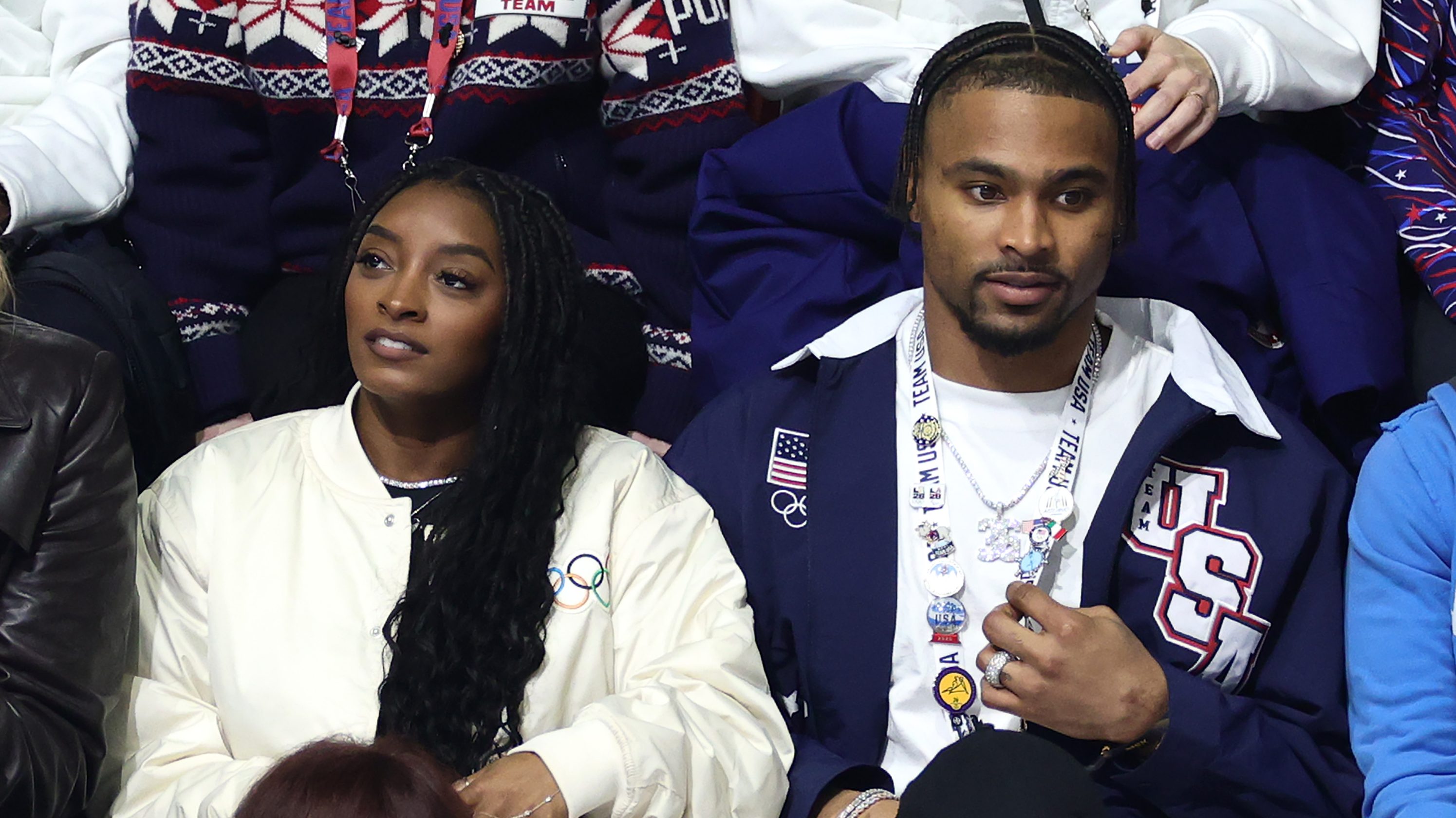 Simone Biles és Jonathan Owens a téli olimpia lelátójáról figyeli az eseményeket.
