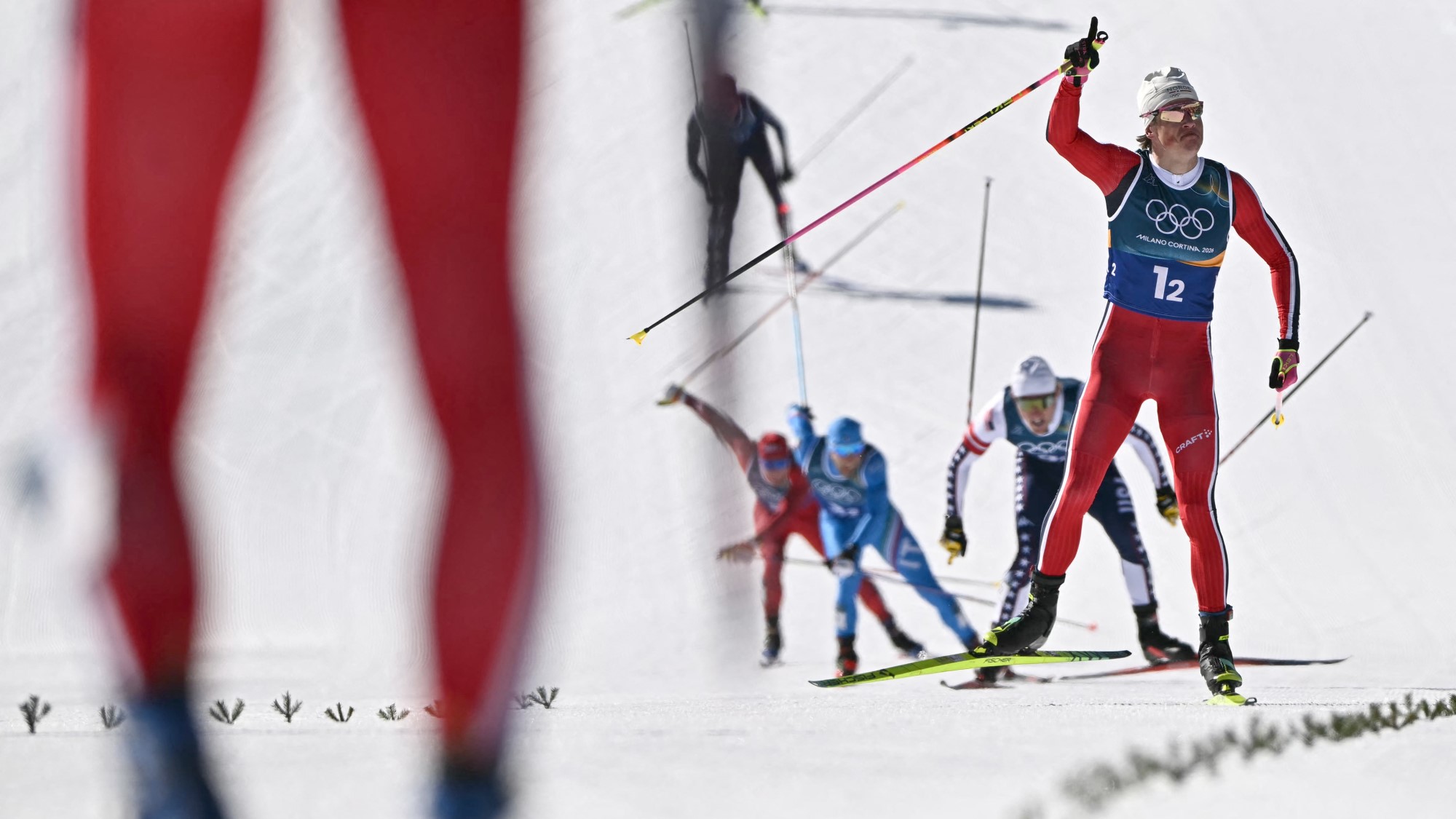 Johannes Klaebo már integetett, mikor a cél felé tartott.