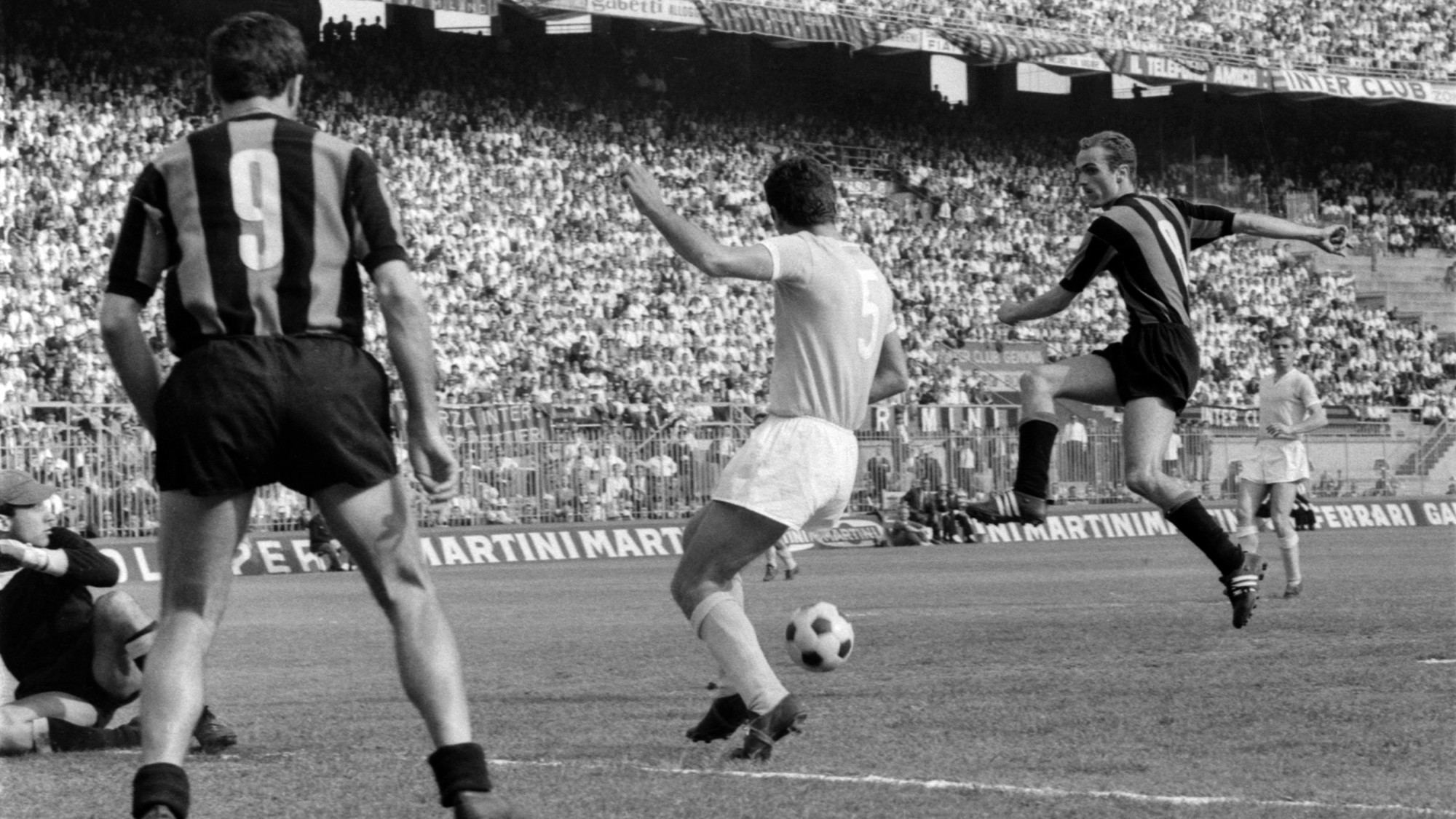Sandro Mazzola, az Inter játékosa gólt szerez a Lazio elleni olasz bajnokin 1966-ban.