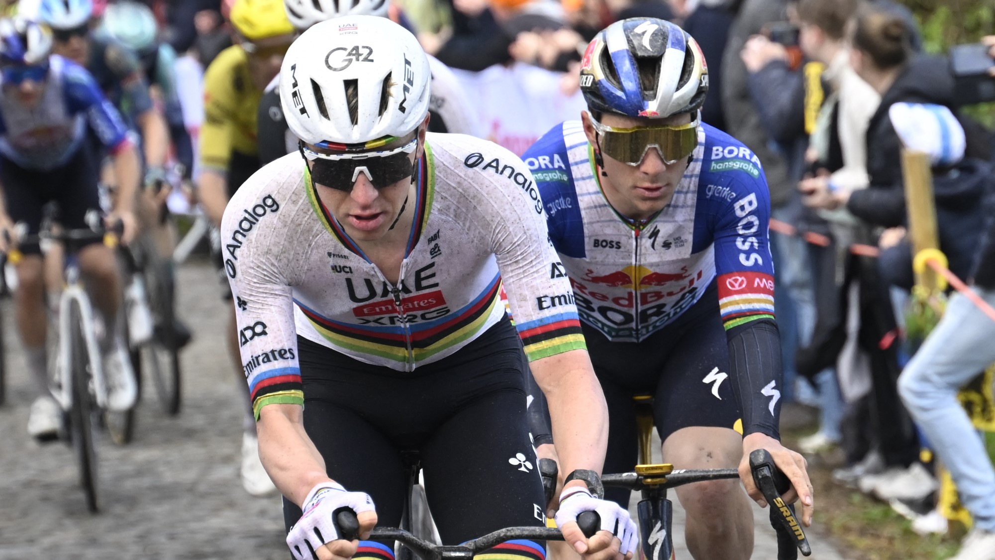 Tadej Pogacar flandriai körverseny vasúti átjáró tilos jelzés