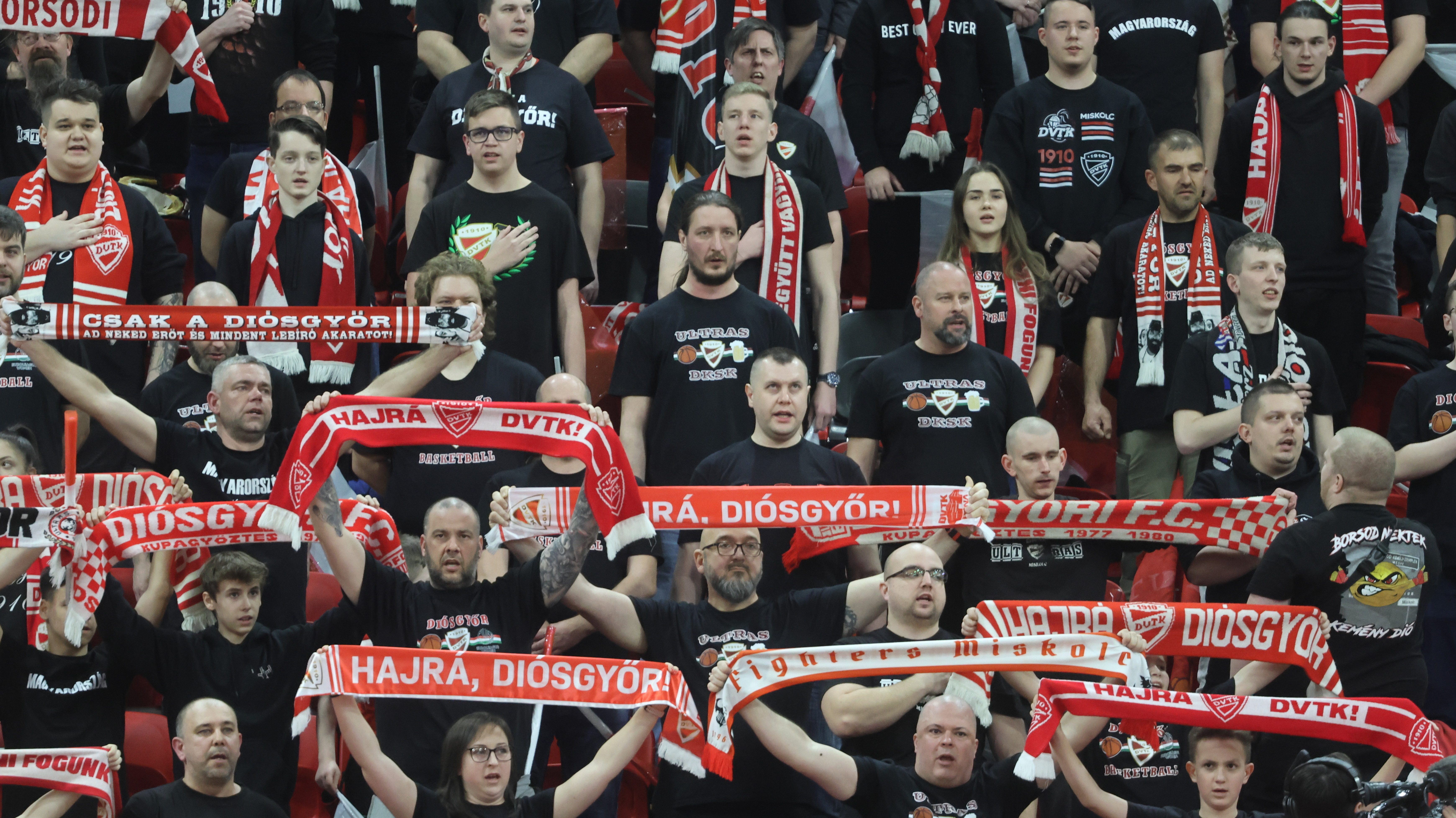 Diósgyõri szurkolók.