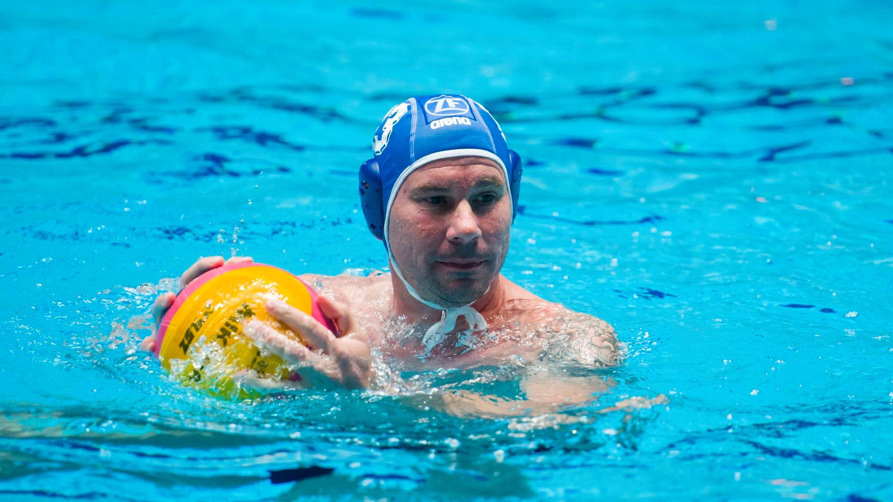 Vízilabda - Biros Péter búcsúmérkőzése A háromszoros olimpiai bajnok Biros Péter a labdával búcsúmérkőzésén, az olimpiai bajnokok csapata és a ZF-Eger találkozóján az egri Bitskey Aladár uszodában 2016. október 9-én.