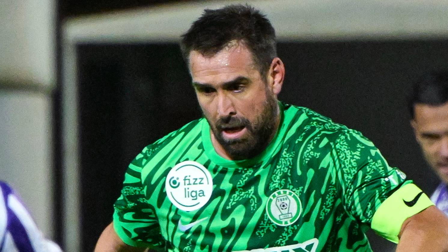 Böde Dániel (k), a Paks, mögötte Bese Barnabás (b) és Joao Nunes (k), az Újpest játékosai a labdarúgó Fizz Liga 14. fordulójában a Paksi FC - Újpest FC mérkőzésen Pakson, a Paksi FC Stadionban 2025. november 23-án. Az Újpest 3-1-re győzött.