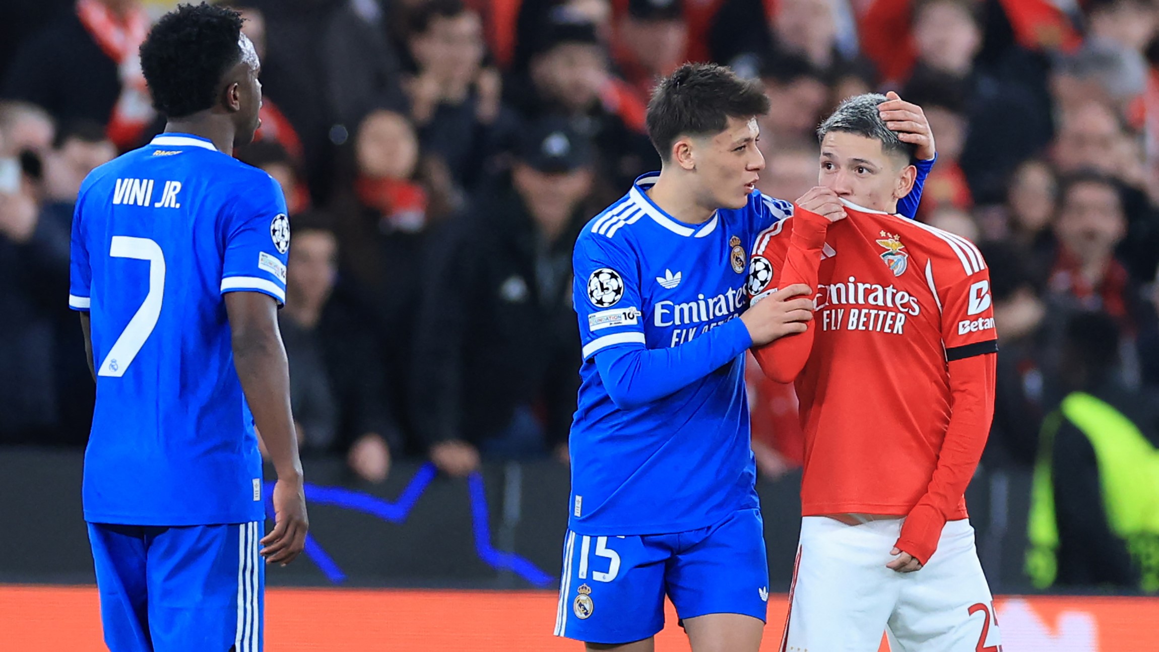 Gianluca Prestianni a száját a mezével eltakarva szólt be Vinícius Jr-nak.