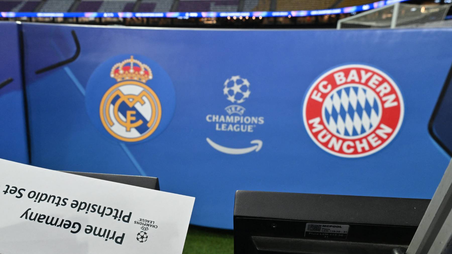 07 April 2026, Spain, Madrid: Soccer, men: Champions League, Real Madrid - Bayern Munich, knockout round, quarter-finals, first leg, Santiago Bernabeu, a sheet of paper with the inscription "Prime Germany. Pitchside studio set" can be seen before the match. Photo: Peter Kneffel/dpa
