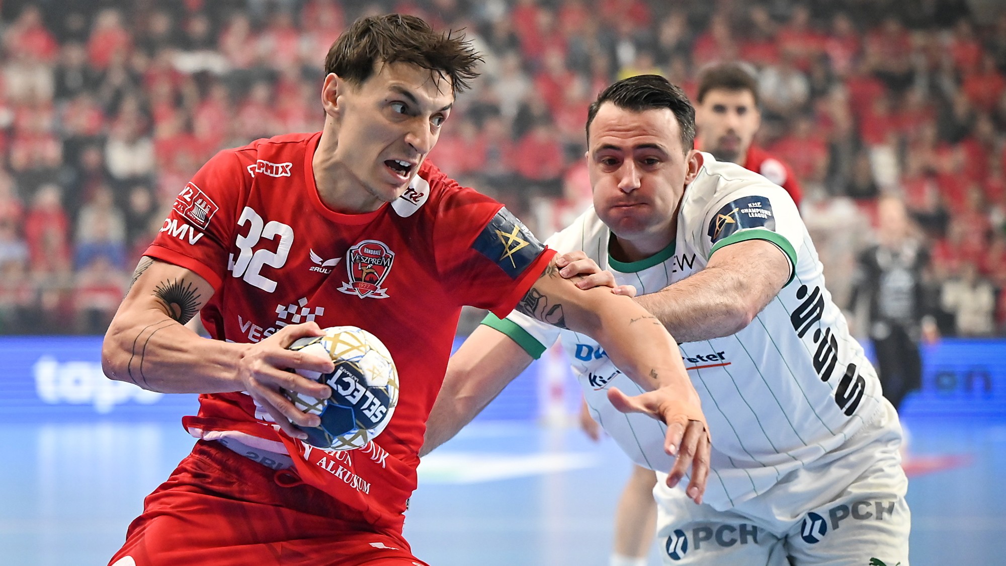 Yanis Lenne, a Veszprém (b) és Arino Aitor, a Berlin játékosa a férfi kézilabda Bajnokok Ligája negyeddöntőjében játszott One Veszprém HC - Füchse Berlin első mérkőzésen a One Veszprém Arénában 2026. április 30-án.