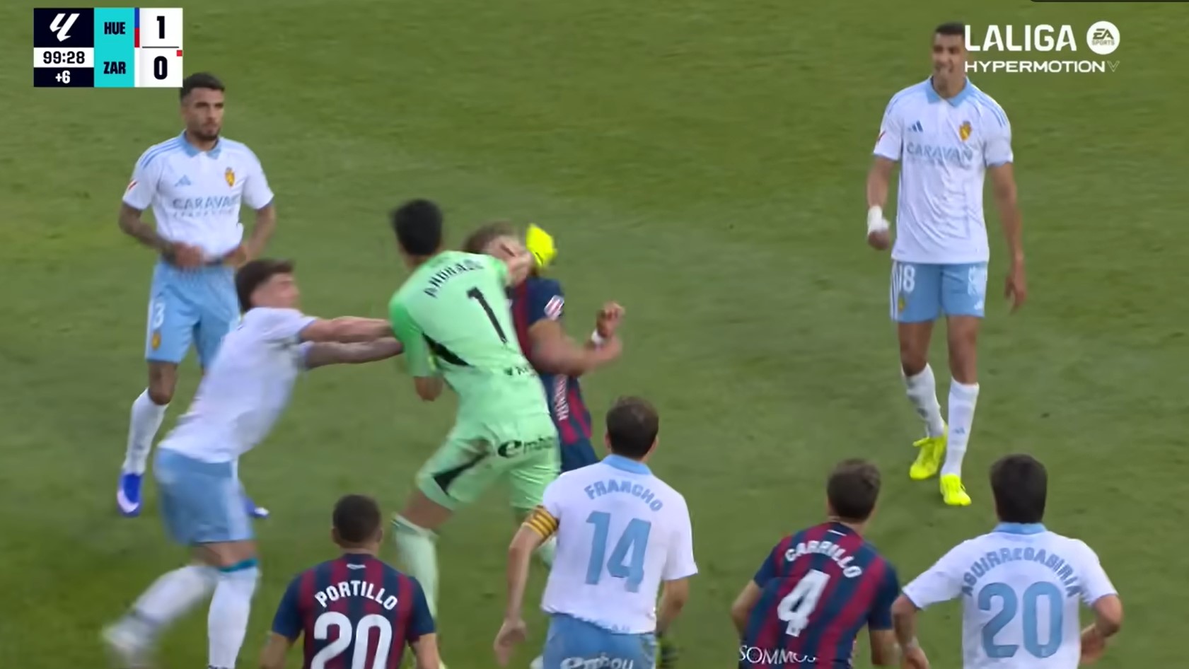 ököllel arcon ütötte ellenfelét a focikapus 13 meccses eltiltás