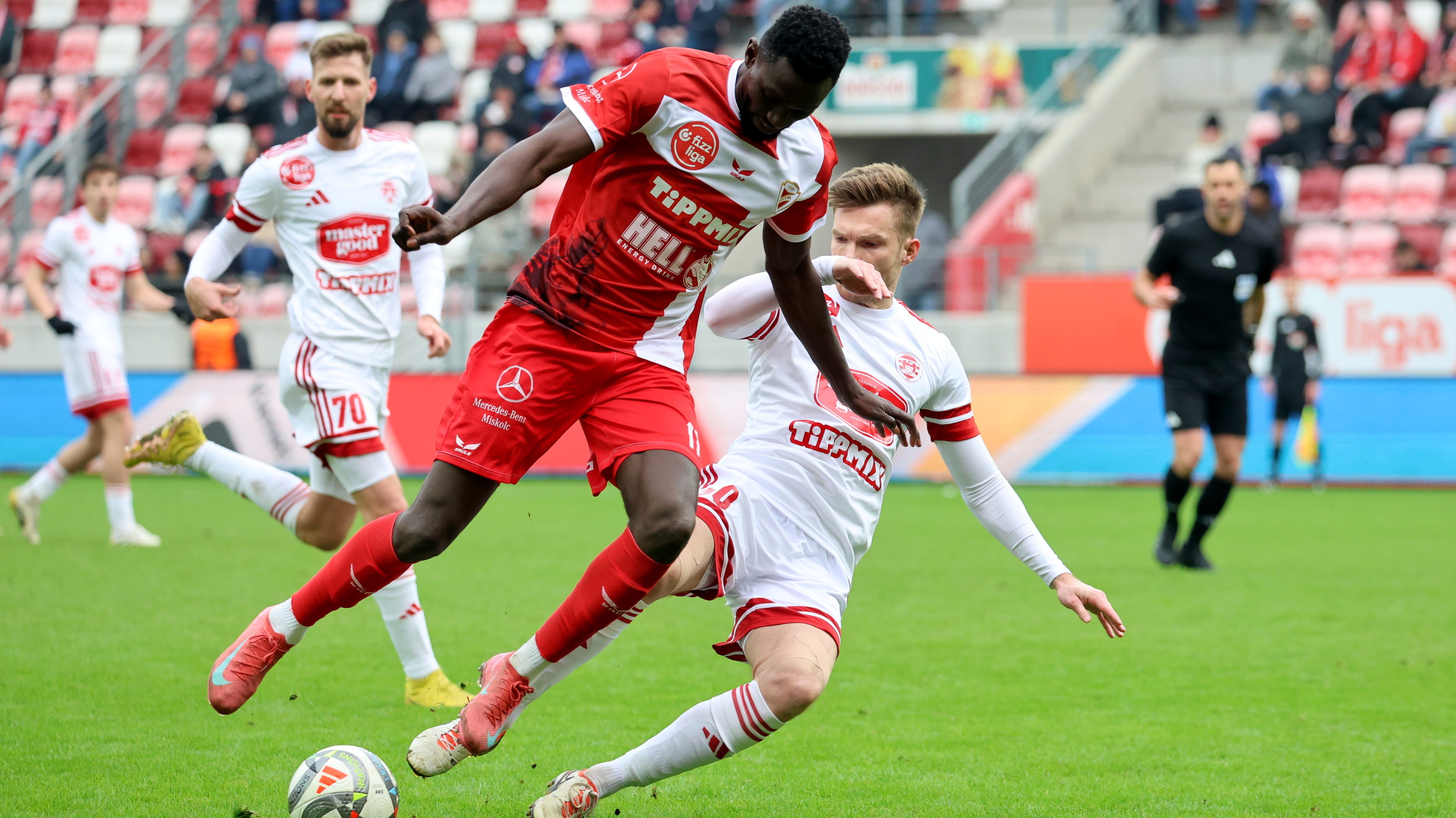 Aboubakar Keita, a Diósgyõr és Oláh Bálint a Kisvárda játékosa.