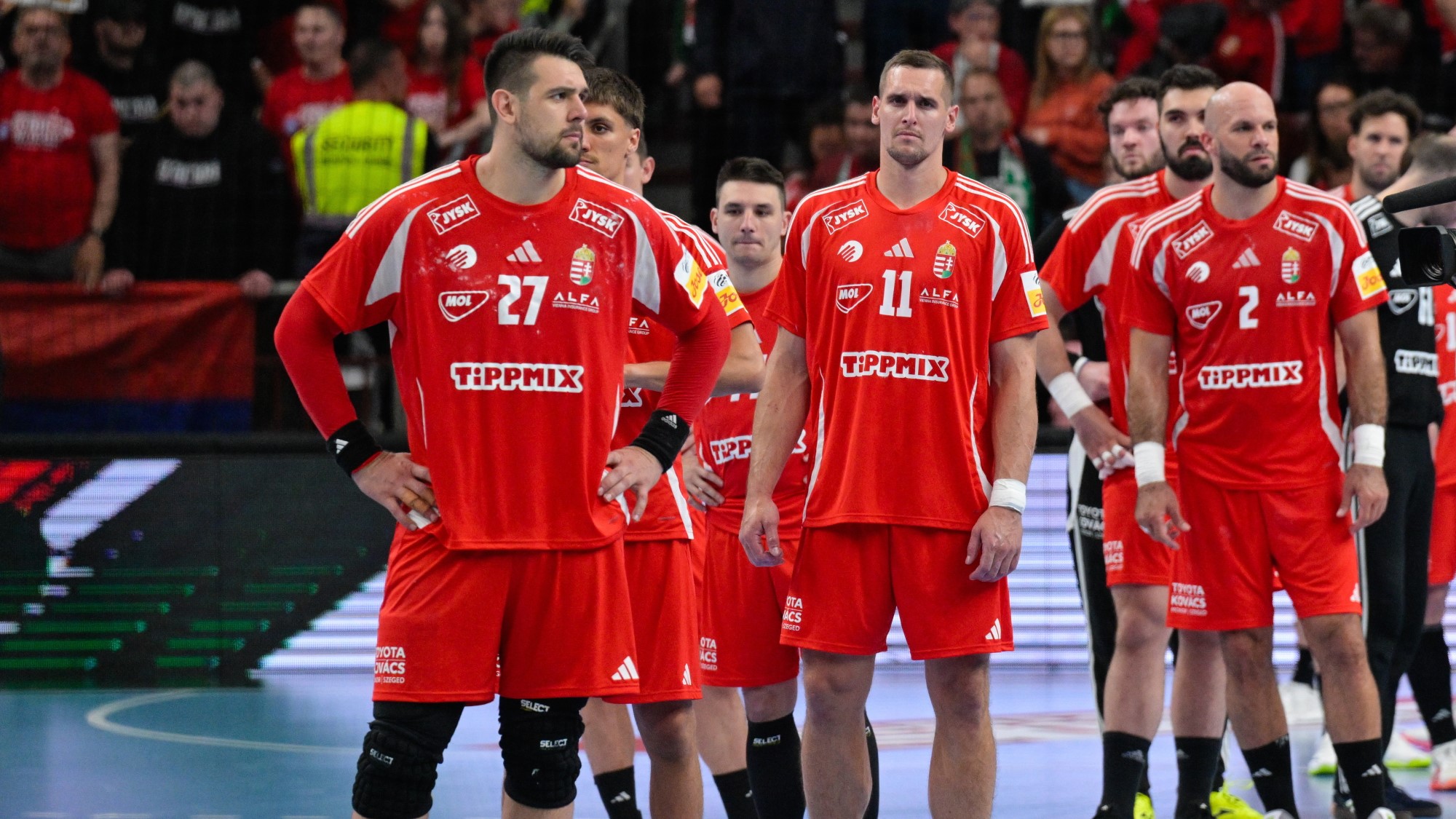 A magyar válogatott játékosai a férfi kézilabda világbajnoki selejtezőben játszott Magyarország - Szerbia visszavágó mérkőzés után a One Veszprém Arénában 2026. május 17-én. A mérkőzést a magyar válogatott nyerte 31-30-ra, de 61-60-as összesítéssel Szerbia jutott ki az olimpiai kvalifikációs világbajnokságra.