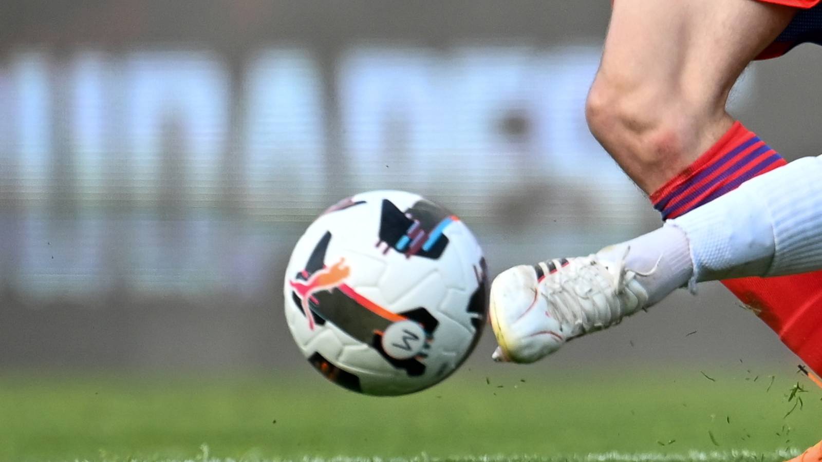 Hidi M. Sándor, a Vasas (b) és Nyers Ádám, a Honvéd játékosa a labdarúgó Merkantil Bank Liga 29. fordulójának Budapest Honvéd - Vasas SC mérkőzésén a Bozsik Arénában 2026. május 10-én. A Honvéd 3-1-re legyőzte a listavezető Vasast.
