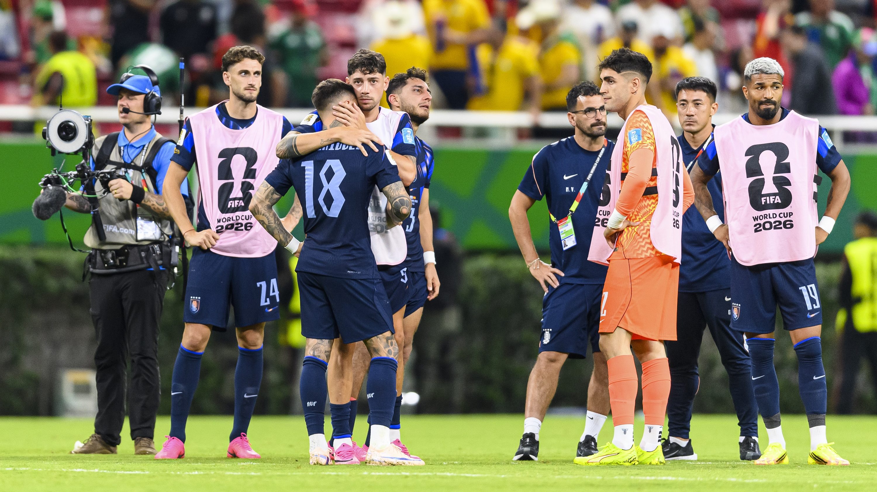 Az uruguayi válogatott tagjai, miután kiestek a vb-ről.