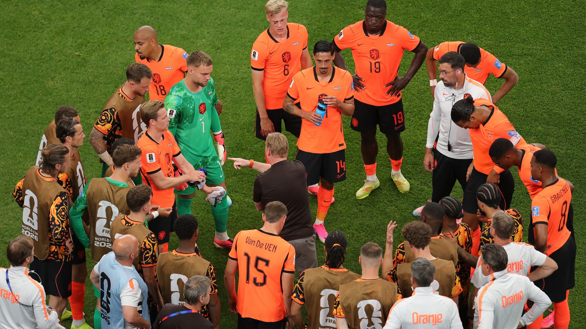 Hidratációs szünet a holland-svéd meccsen.