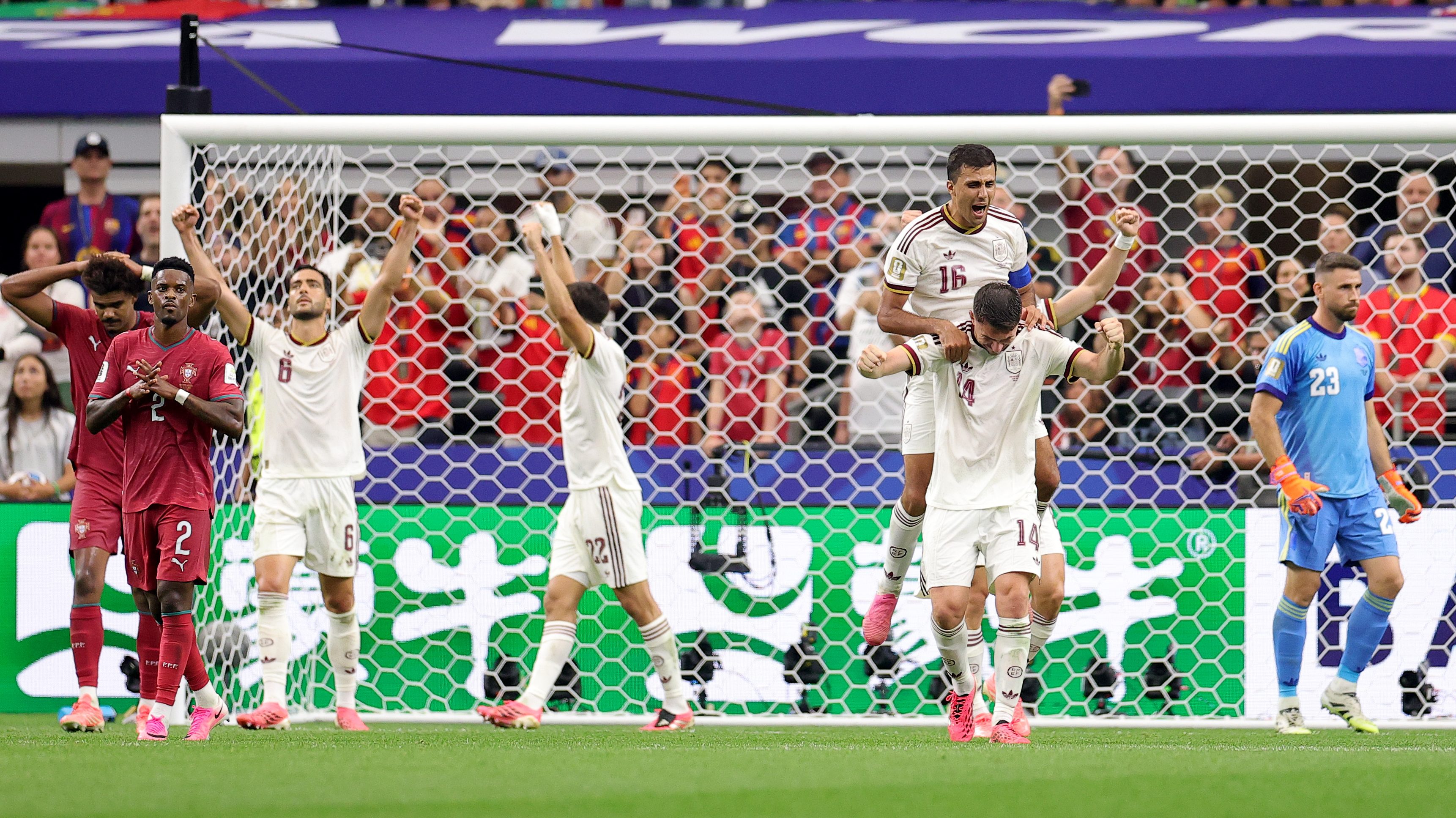 A spanyol válogatott ünnepli a portugálok elleni továbbjutást.