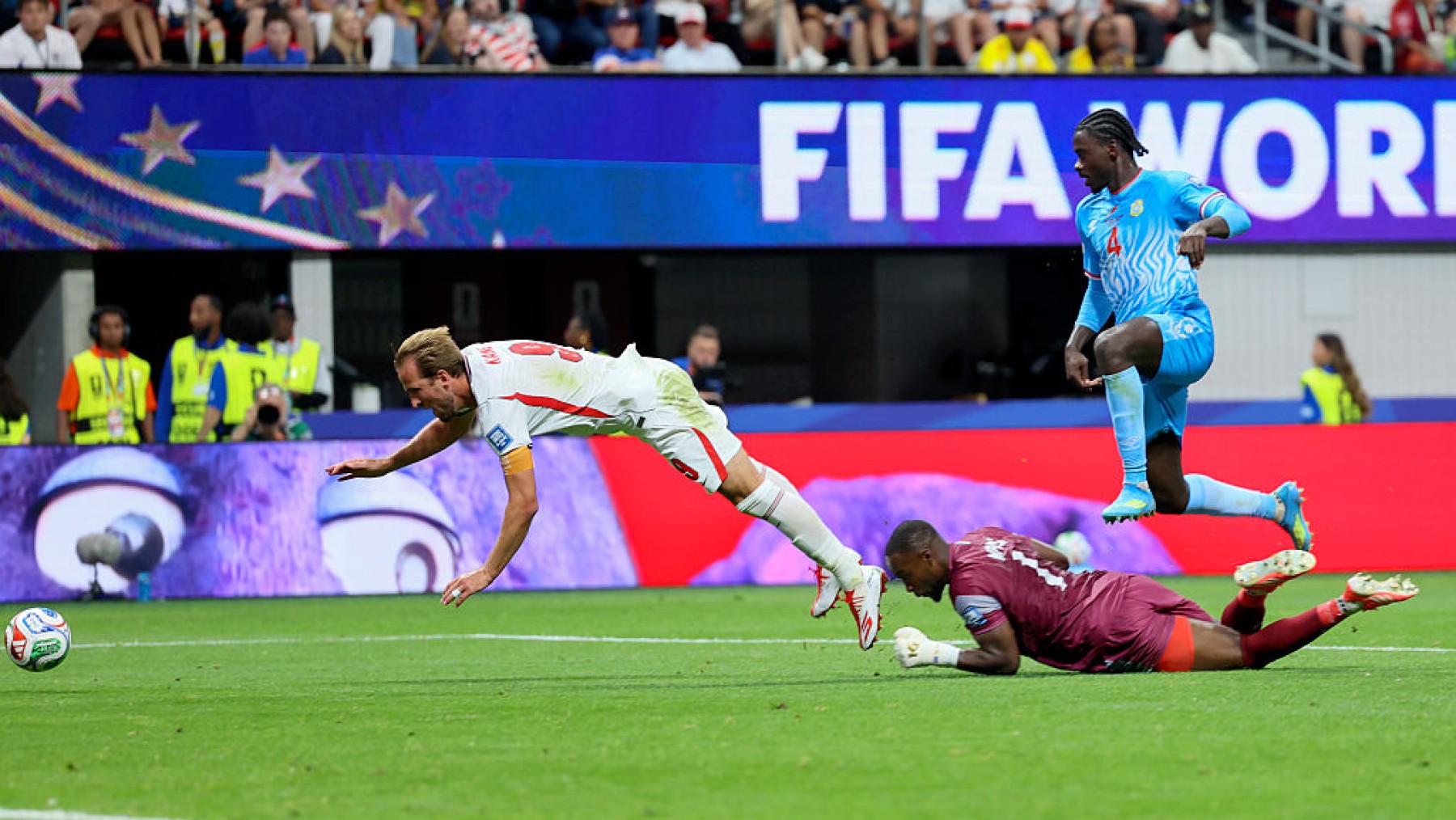 Ennél a Harry Kane-esésnél reklamált tizenegyest Anglia.