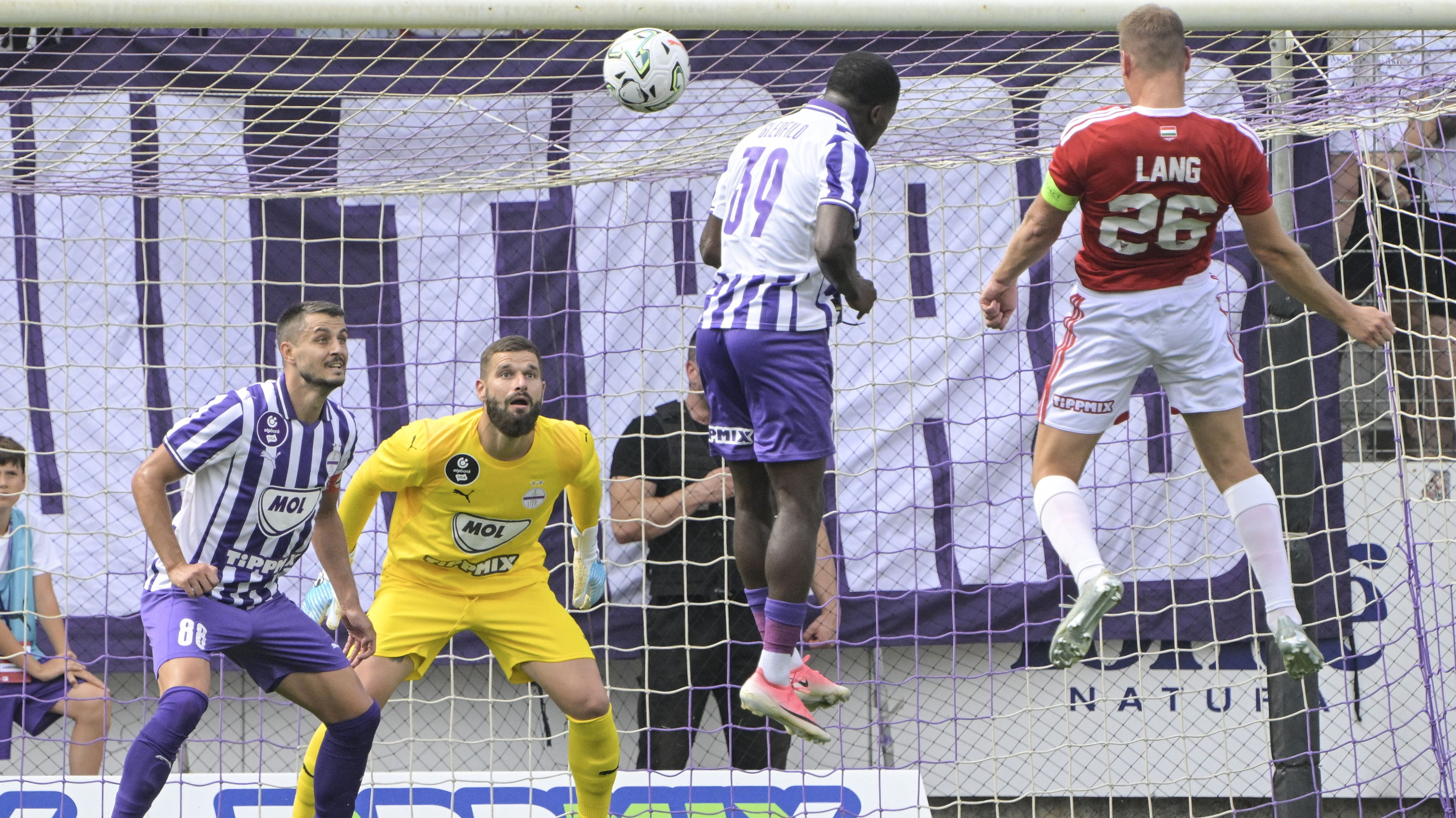 Szappanos Péter, az Újpest kapusa a DVSC elleni bajnokin.