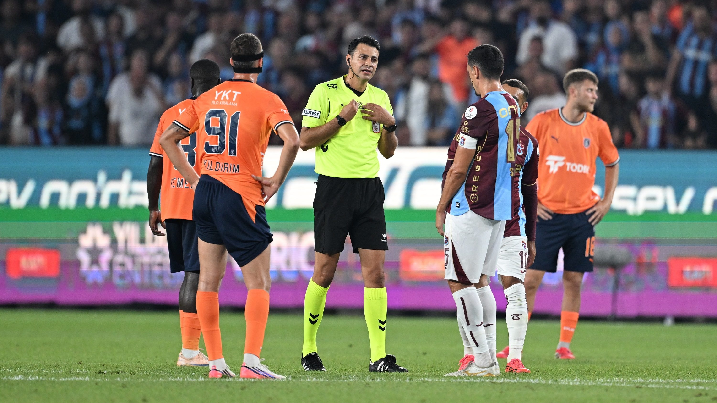 Ali Sansalan játékvezető a Trabzonspor-Basaksehir mérkőzésen.