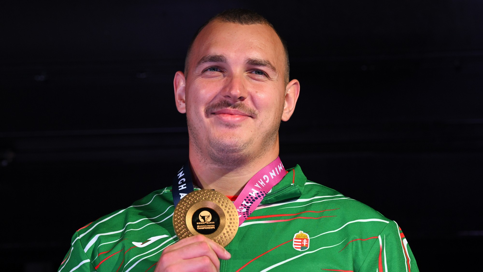 Az aranyérmes Halász Bence a férfi kalapácsvetés eredményhirdetésén a birminghami atlétikai Európa-bajnokságon 2026. augusztus 11-én. Halász Bence 84,25 méteres országos csúccsal győzött.