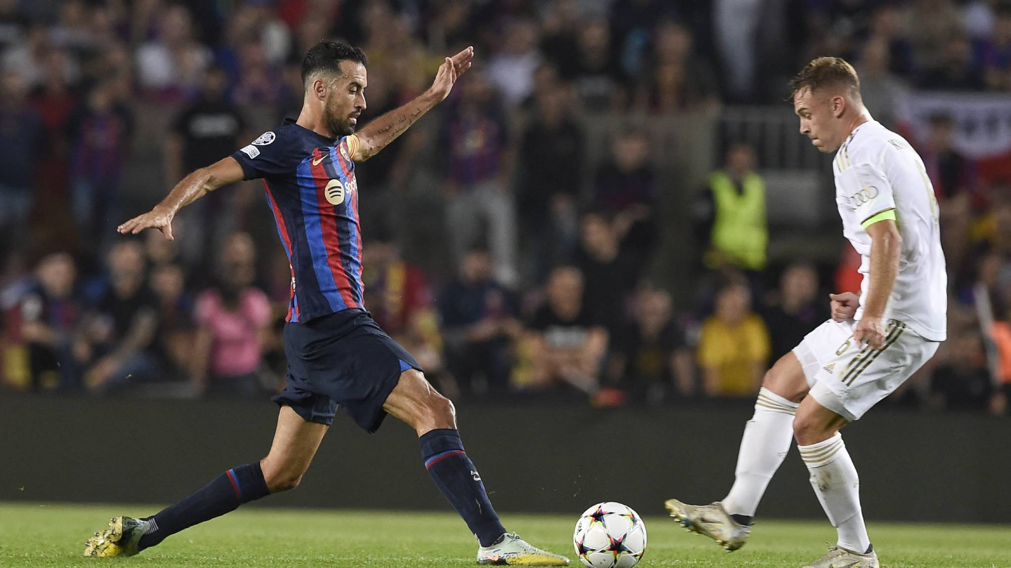 BARCELONA, SPAIN - OCTOBER 26: Barcelona's Spanish midfielder Sergio Busquets vies with Bayern Munchen's midfielder Joshua Kimmich ( R ) during the Uefa Champions League football match between FC Barcelona vs Bayern Munchen at the Camp Nou stadium in Barcelona on October 26, 2022. Adria Puig / Anadolu Agency