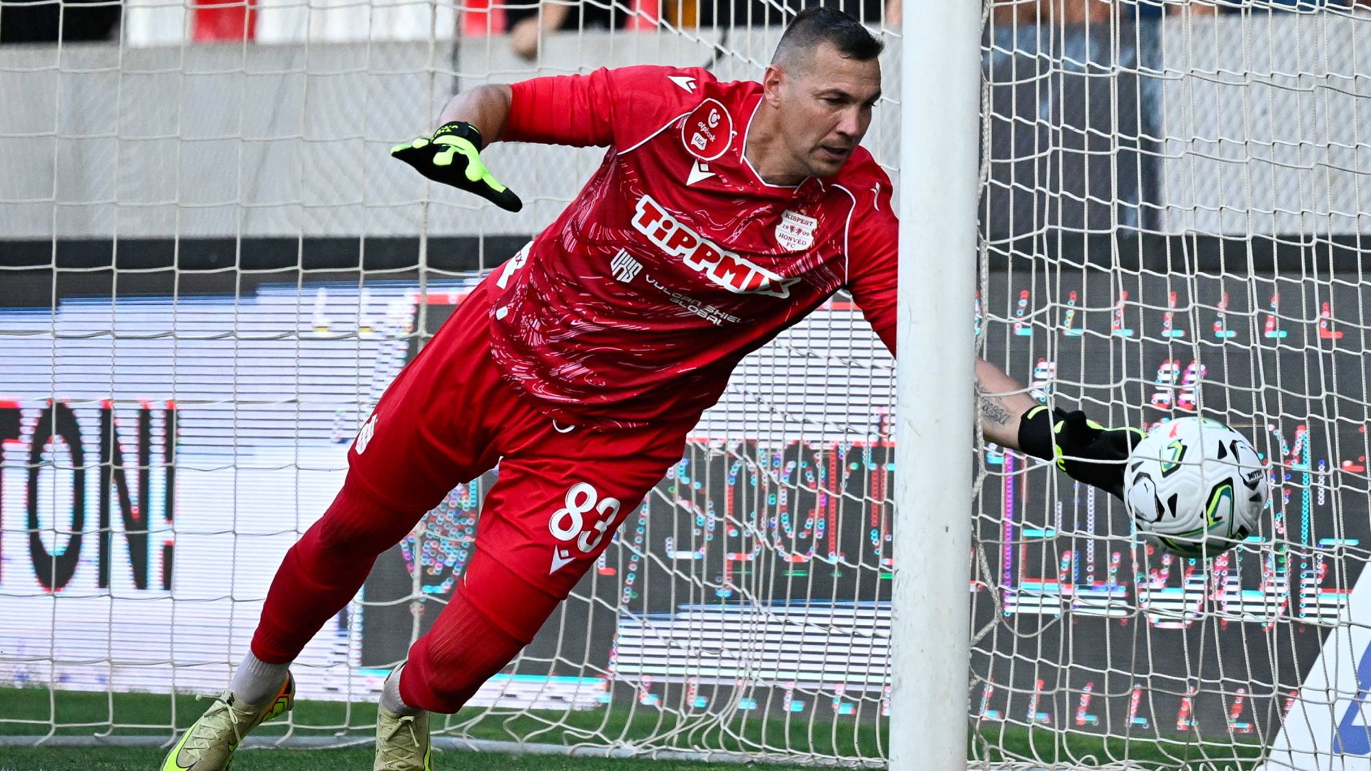 Tujvel Tamás, a Kispest kapusa gólt kap a labdarúgó OTP Bank Liga 2. fordulójában játszott Kispest-Honvéd FC - MTK Budapest mérkőzésen a Bozsik Arénában 2026. augusztus 1-jén. A mérkőzés 3-3-as döntetlennel ért véget.