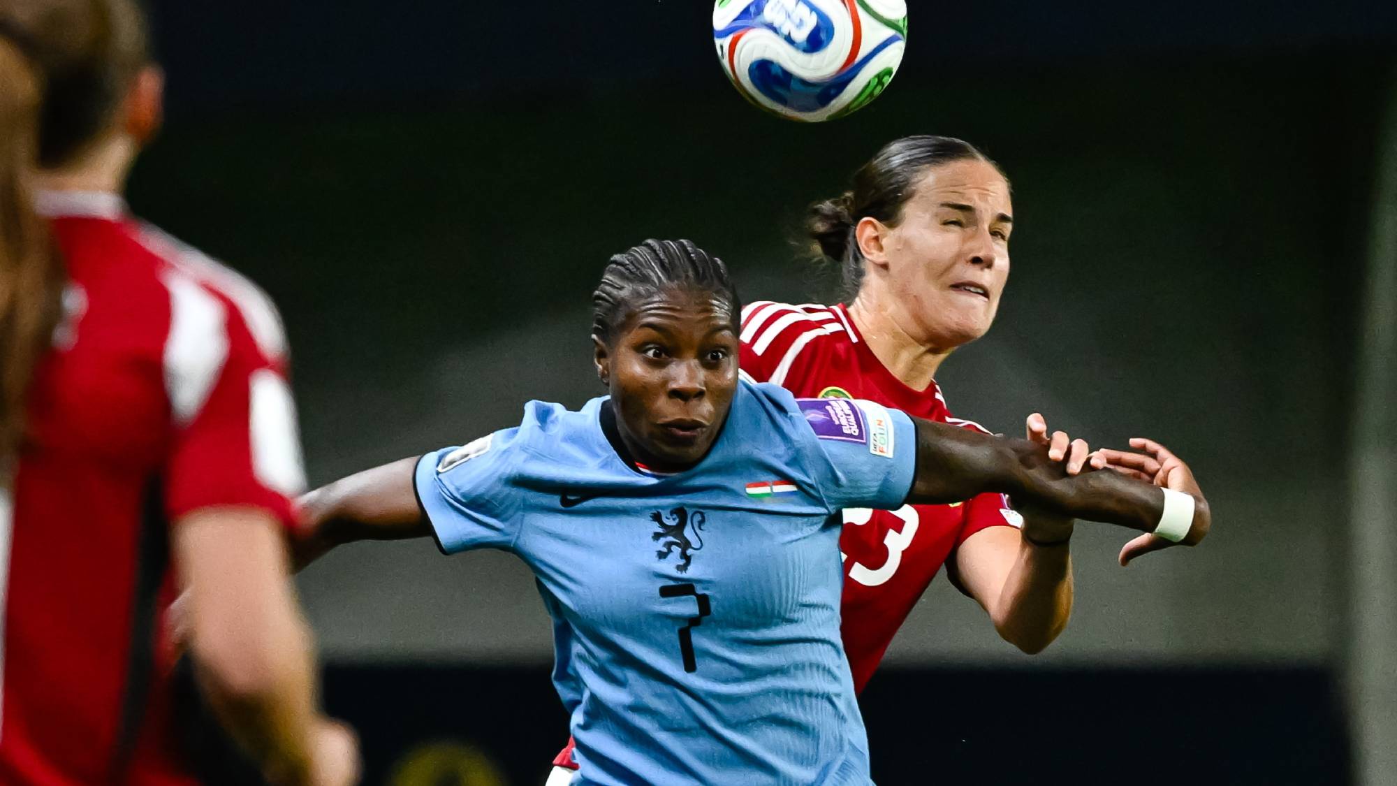 Németh Hanna (j) és a holland Lineth Beerensteyn a női labdarúgó világbajnoki pótselejtező 1. fordulójában játszott Magyarország - Hollandia mérkőzésen a felcsúti Pancho Arénában 2026. október 9-én.