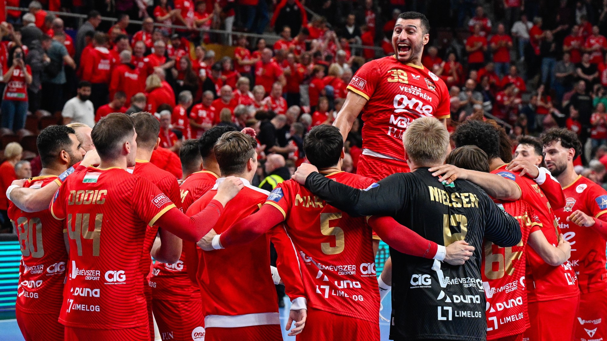 A győztes Veszprém játékosai, felül a csapatkapitány Jehia el-Dera a férfi kézilabda Bajnokok Ligája csoportkörében játszott One Veszprém HC - Füchse Berlin mérkőzés végén a One Veszprém Arénában 2026. október 21-én. A Veszprém 39-35-re győzött.