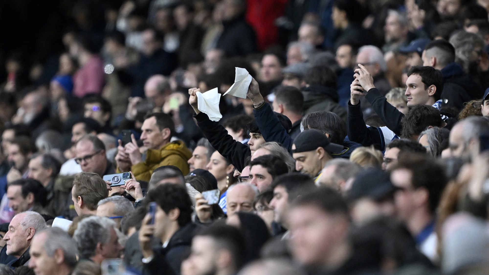 Real Madrid Levante fehér zsebkendők fütyülő szurkolók