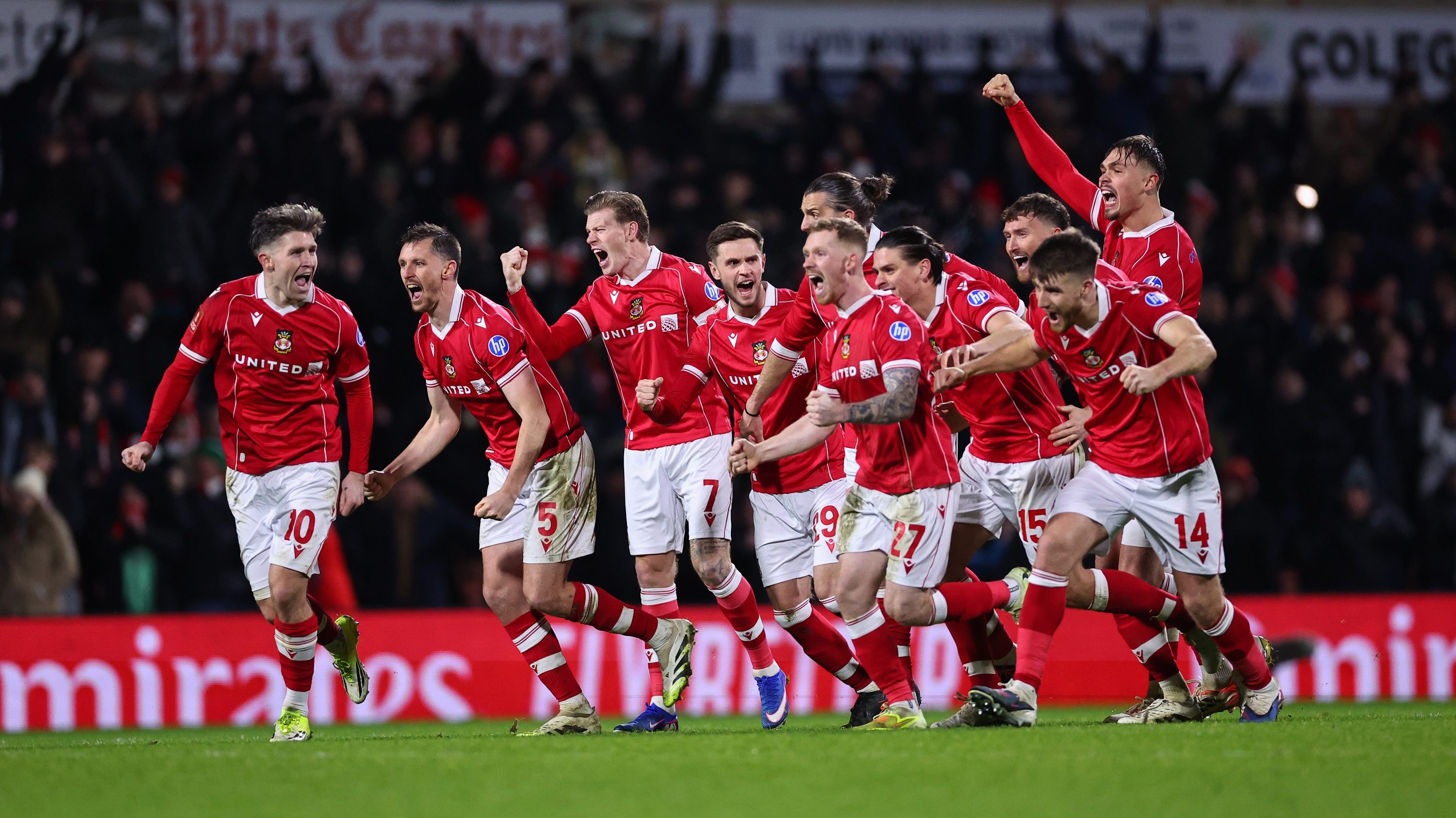 Győzelmet ünnepelnek a Wrexham játékosai.