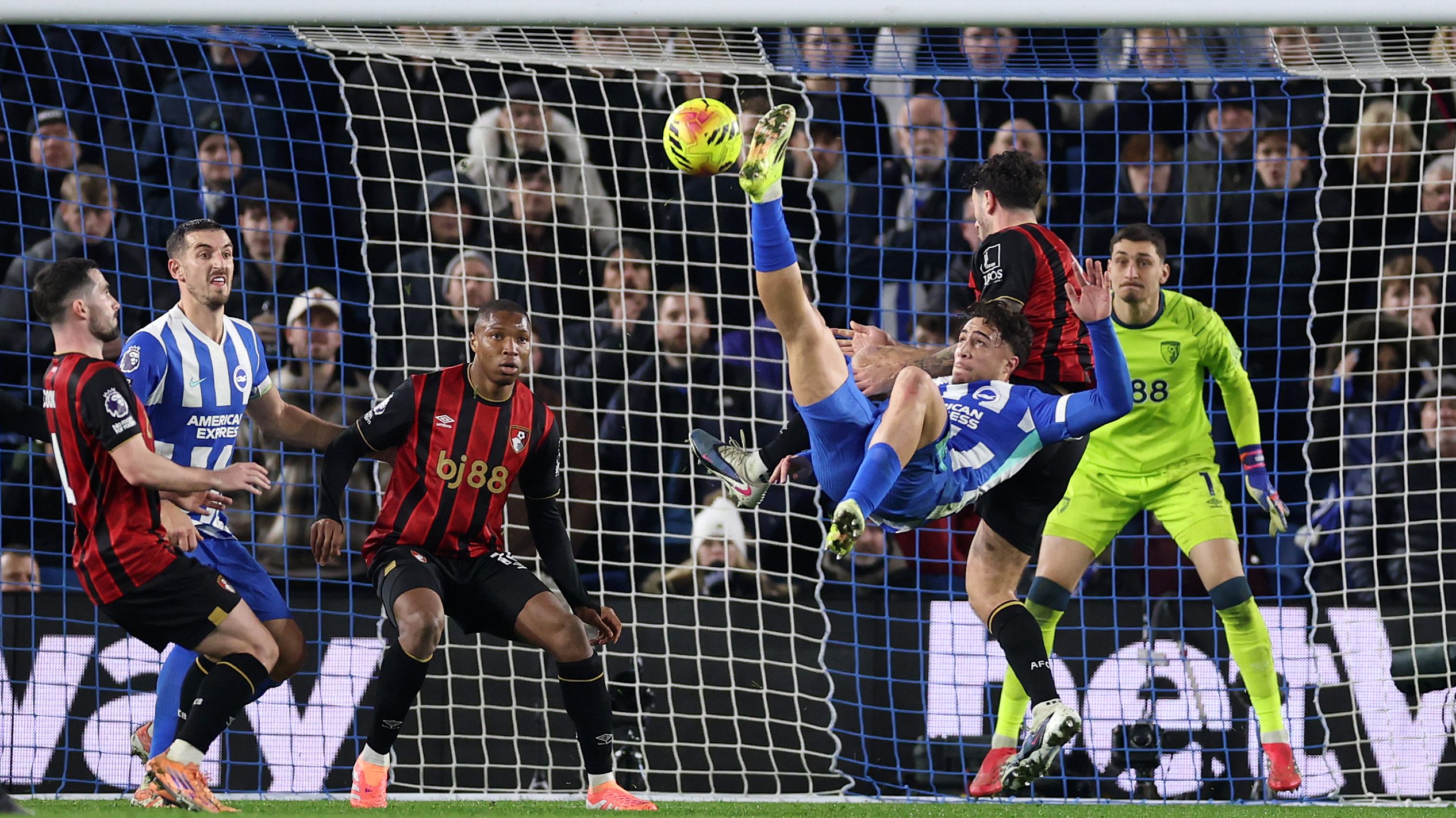 Harálambosz Kosztúlasz ollózása