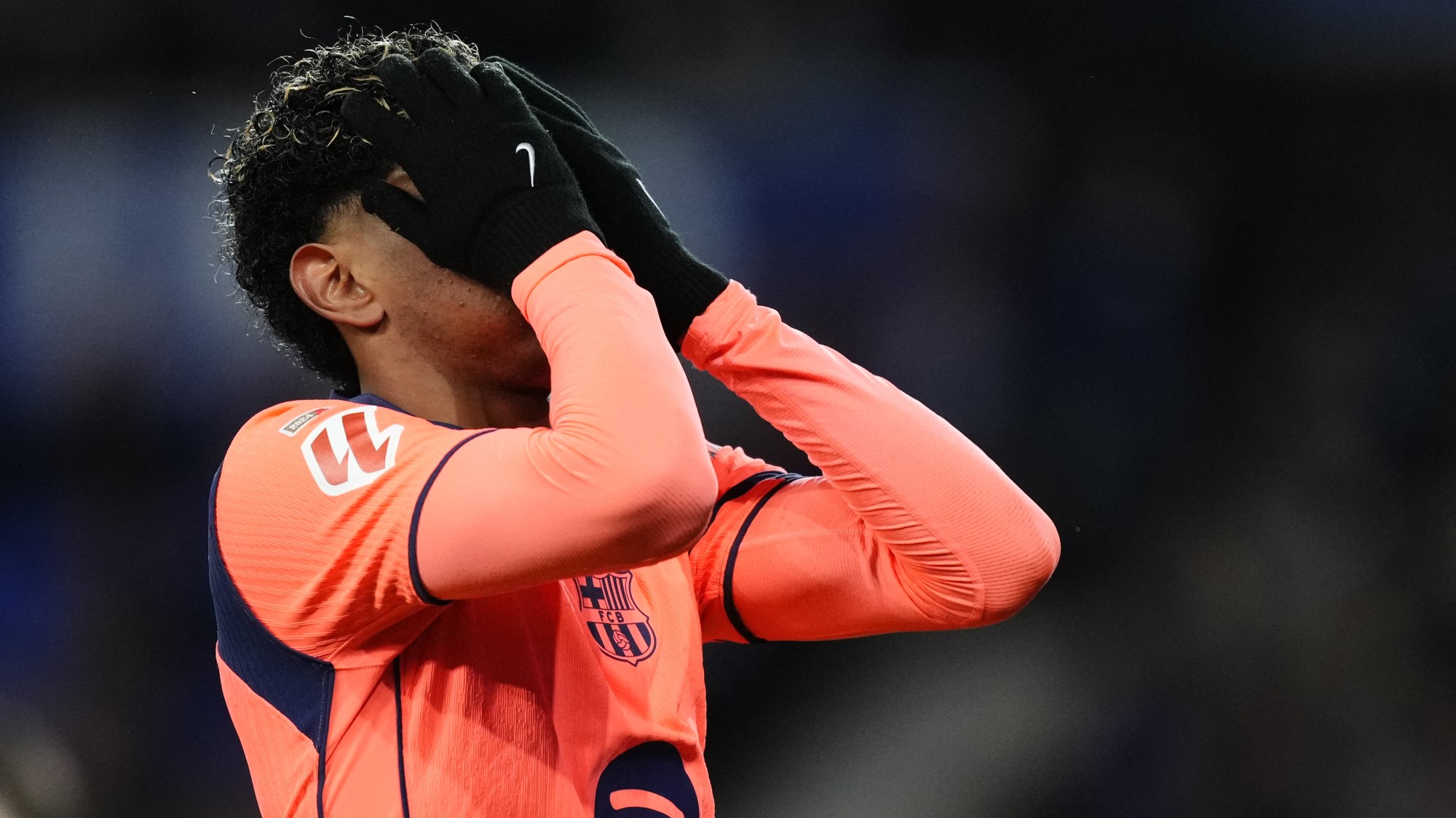 Lamine Yamal fogja a fejét a Real Sociedad - Barcelona mérkőzésen.