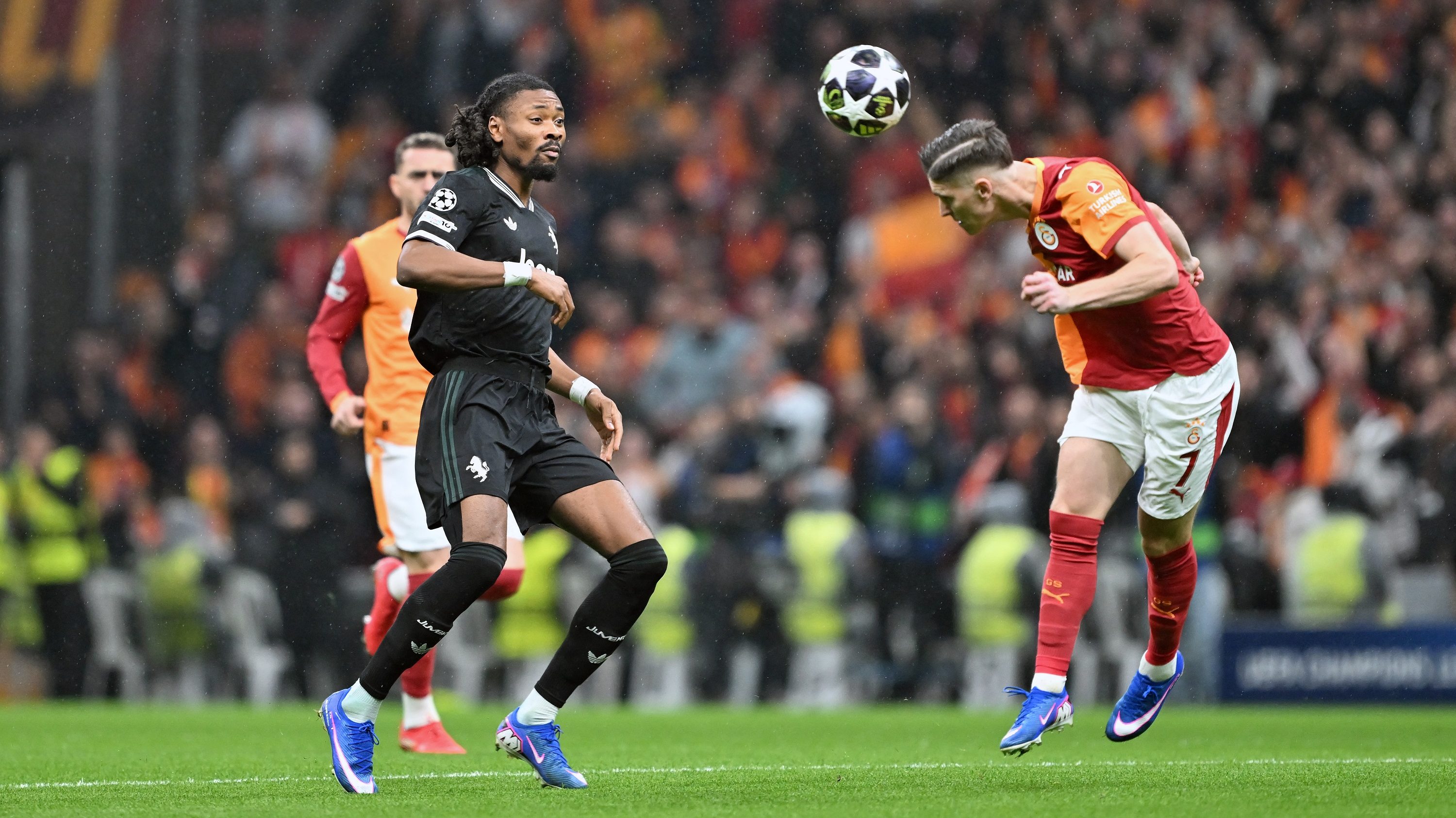 Khephren Thuram és Roland Sallai.