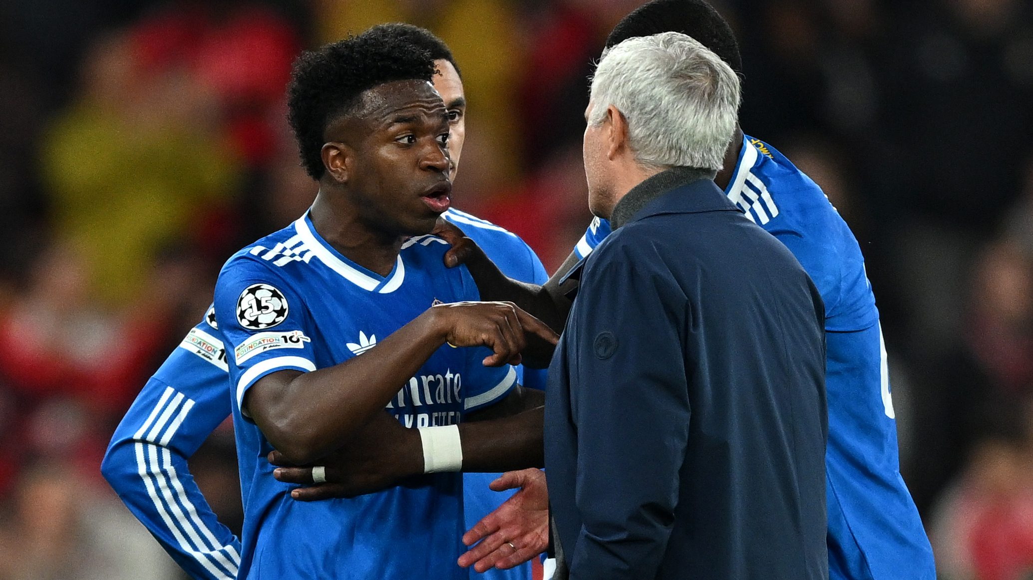 Vinícius Jr és José Mourinho vitatkozik.