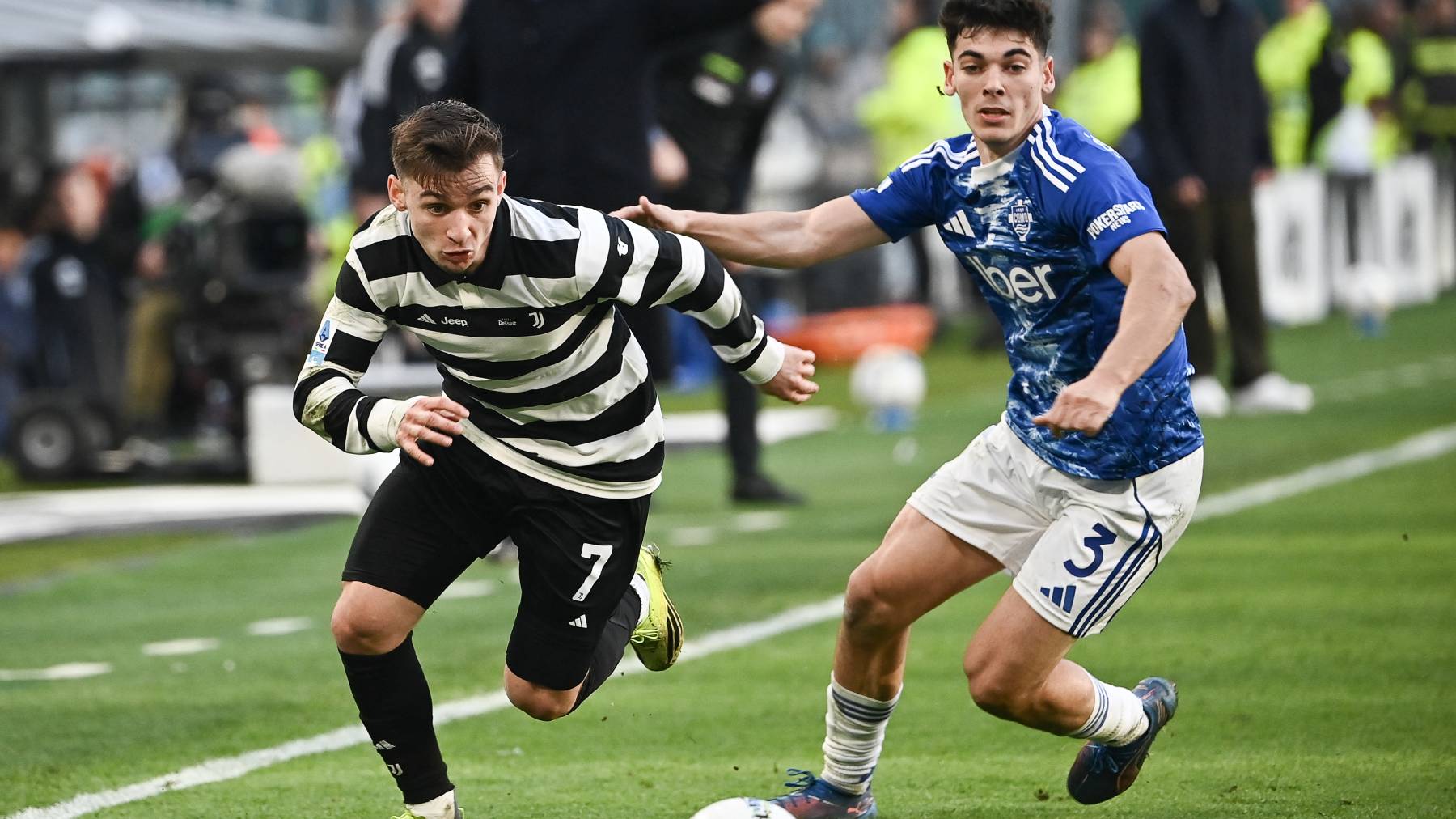 Juventus' Portuguese forward #7 Francisco Conceicao (L) fights for the ball with Como's Spanish defender #3 Alex Valle during the Italian Serie A football match between Juventus and Como at the Allianz stadium in Turin on February 21, 2026.
