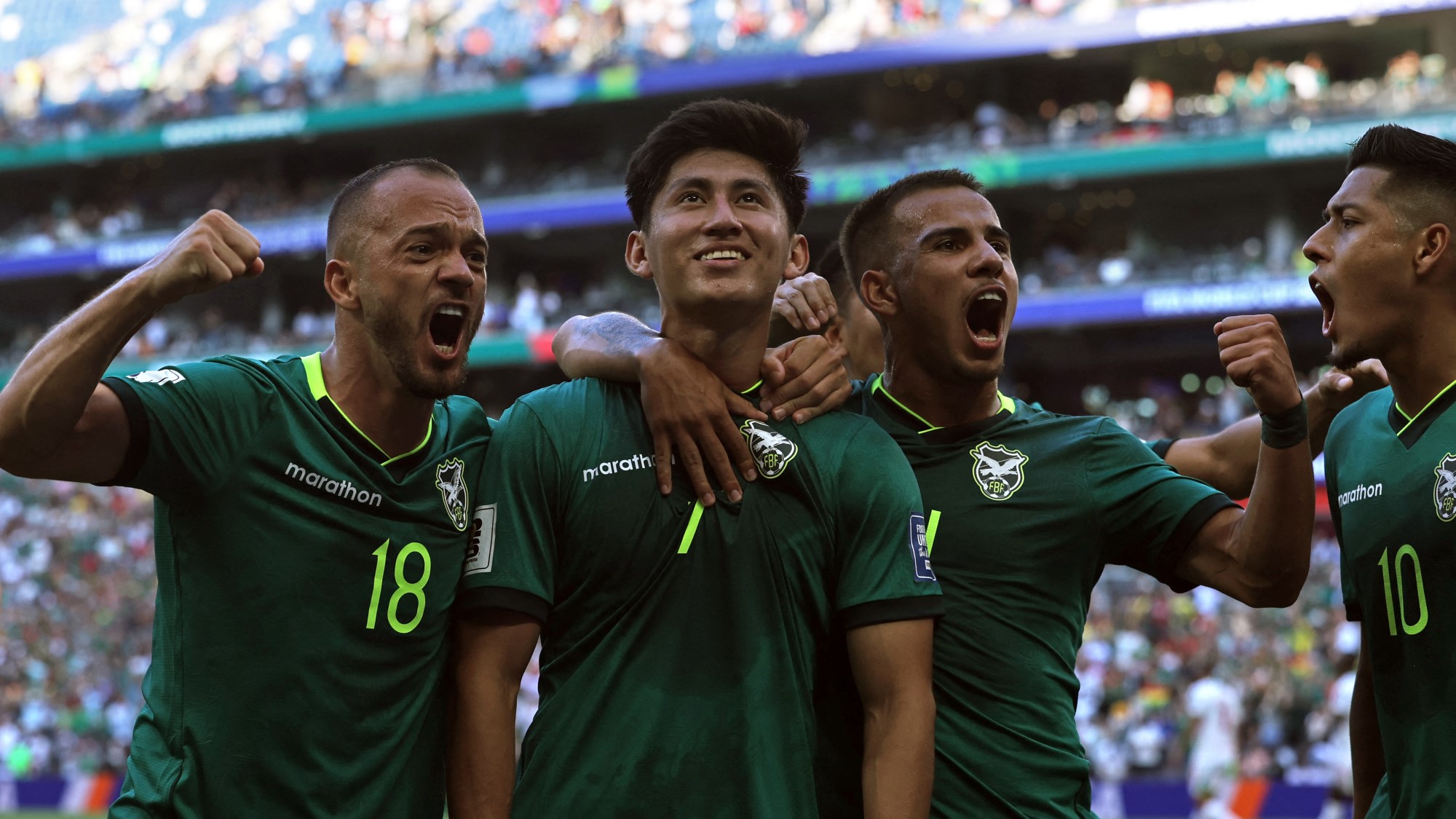 A bolíviai játékosok ünnepelnek a Suriname elleni meccsen.